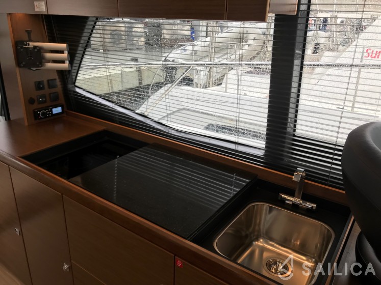 Bavaria R40 - Yacht Charter Sailica