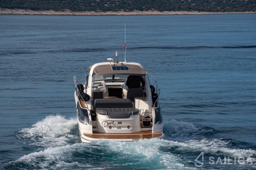 Bavaria 32 Sport - Yacht Charter Sailica