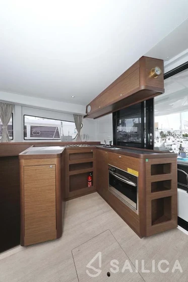 Lagoon 42 - Yacht Charter Sailica