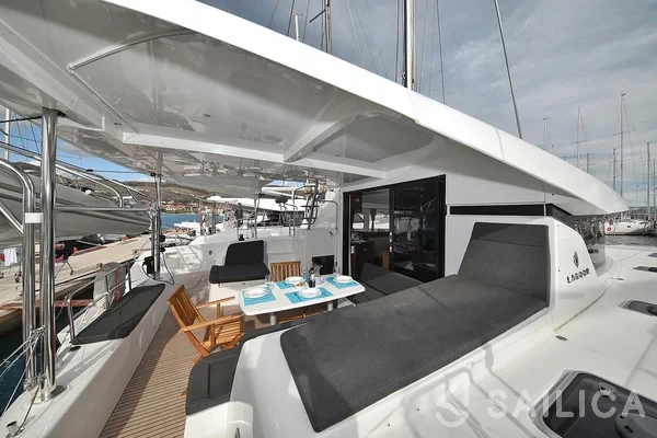 Lagoon 42 - Yacht Charter Sailica