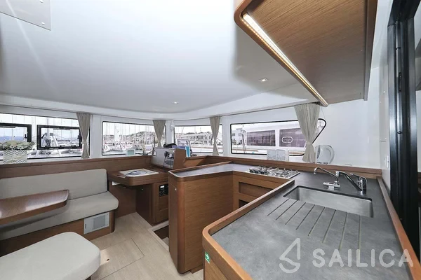 Lagoon 42 - Yacht Charter Sailica