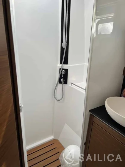 Lagoon 42 - Yacht Charter Sailica