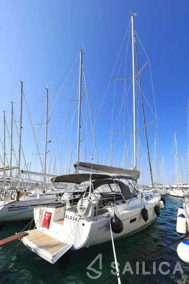Hanse 455 - Yacht Charter Sailica