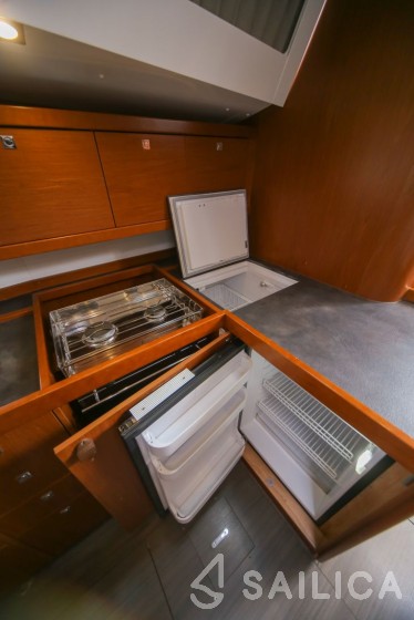 Oceanis 48 - Yacht Charter Sailica