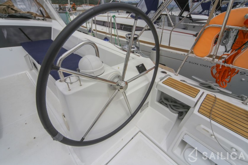 Oceanis 48 - Yacht Charter Sailica