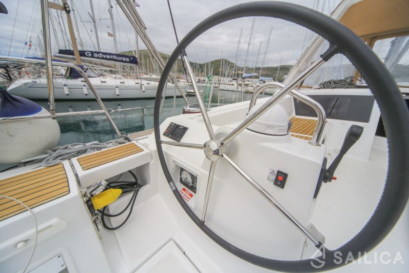 Oceanis 48 - Yacht Charter Sailica