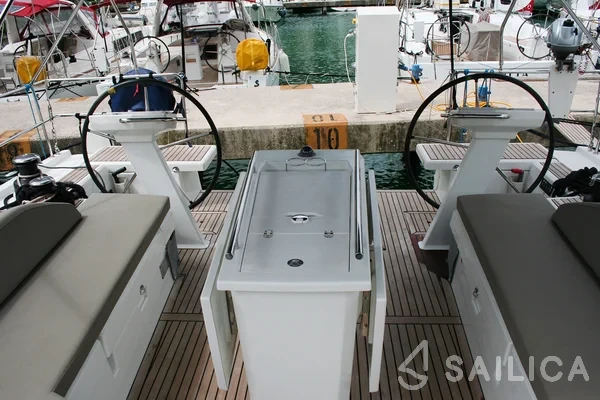 Oceanis 51.1 - Yacht Charter Sailica