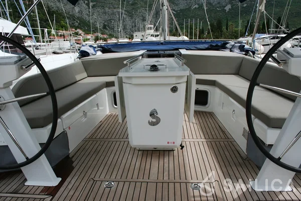 Oceanis 51.1 - Yacht Charter Sailica
