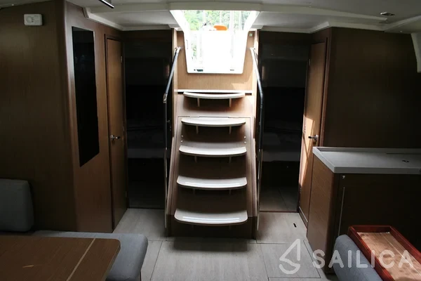 Oceanis 51.1 - Yacht Charter Sailica