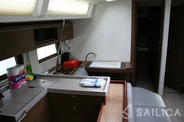 Oceanis 51.1 - Yacht Charter Sailica