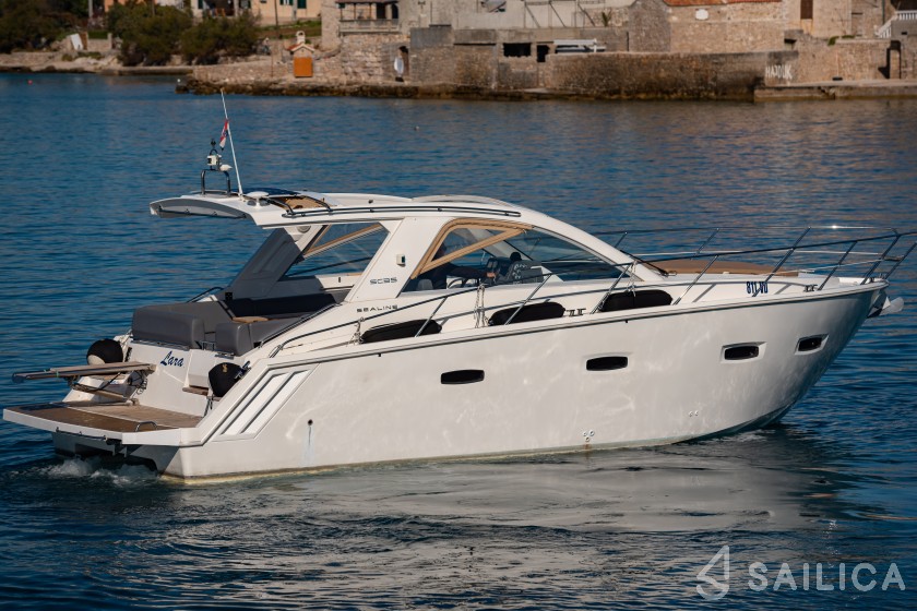Sealine SC35 - Yacht Charter Sailica