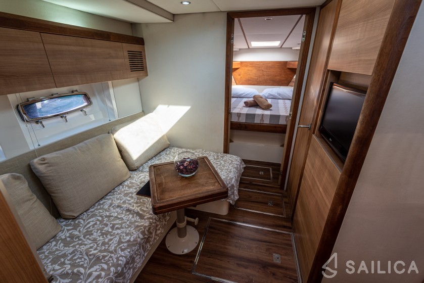Sealine SC35 - Yacht Charter Sailica