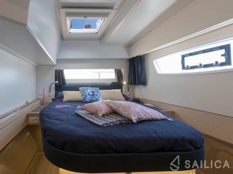 Astréa 42 - Yacht Charter Sailica