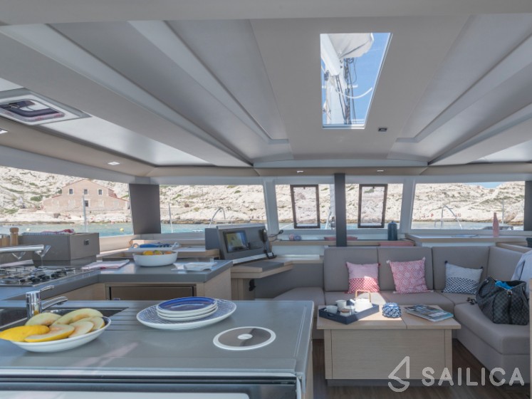 Astréa 42 - Yacht Charter Sailica