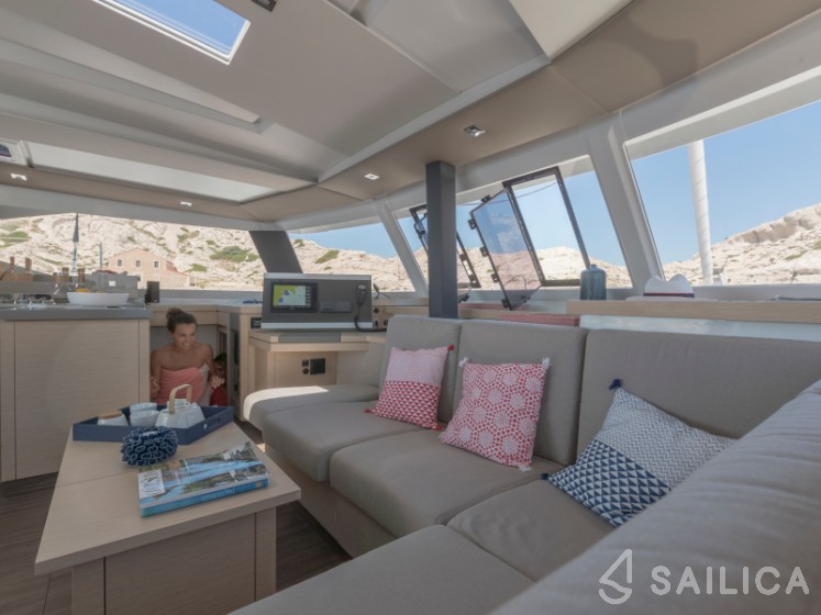 Astréa 42 - Yacht Charter Sailica