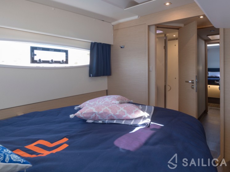 Astréa 42 - Yacht Charter Sailica