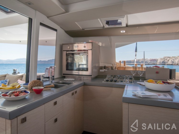 Astréa 42 - Yacht Charter Sailica