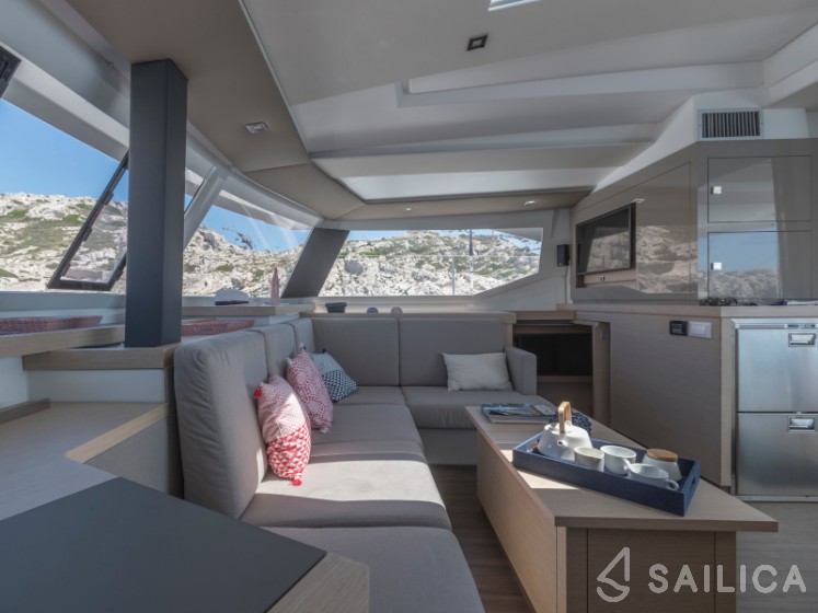 Astréa 42 - Yacht Charter Sailica