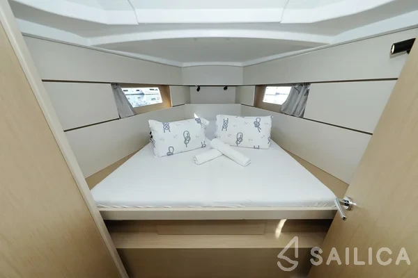 Oceanis 38.1 - Yacht Charter Sailica