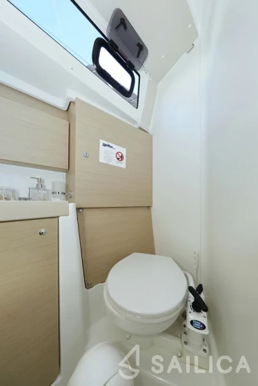 Oceanis 38.1 - Yacht Charter Sailica