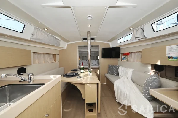 Oceanis 38.1 - Yacht Charter Sailica