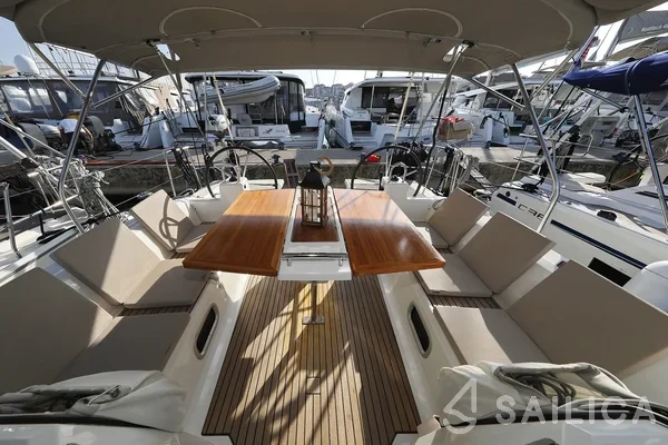 Oceanis 38.1 - Yacht Charter Sailica
