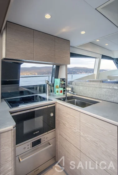 Ferretti 500 - Yacht Charter Sailica