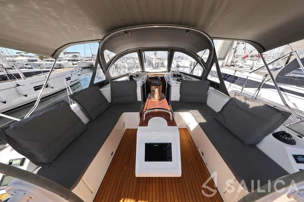 Bavaria C42 - Yacht Charter Sailica