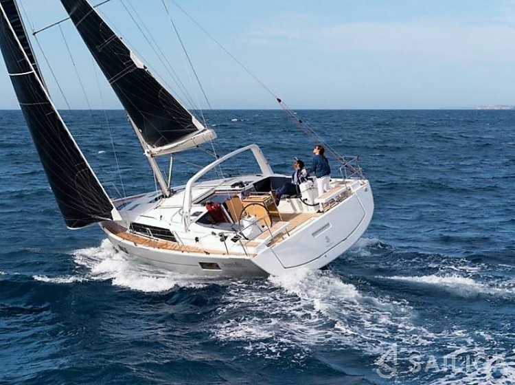 Oceanis 41.1 - Yacht Charter Sailica