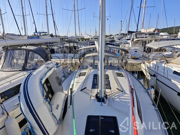 Bavaria 37 Cruiser - Yacht Charter Sailica