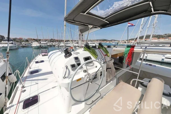 Lagoon 400 - Yacht Charter Sailica