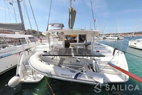 Lagoon 400 - Yacht Charter Sailica