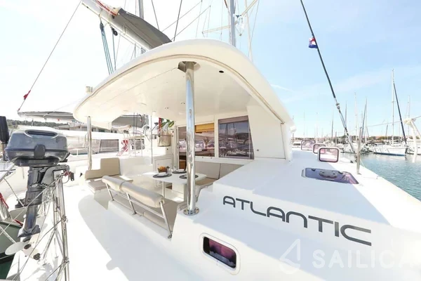 Lagoon 400 - Yacht Charter Sailica