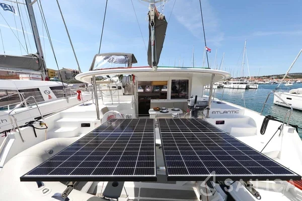 Lagoon 400 - Yacht Charter Sailica