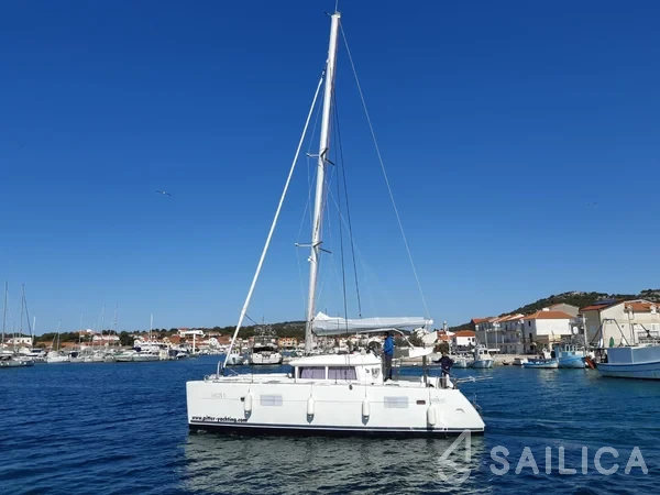 Lagoon 400 - Yacht Charter Sailica