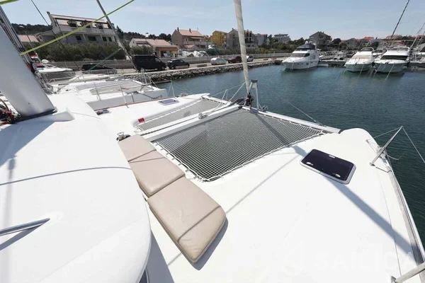 Lagoon 400 - Yacht Charter Sailica