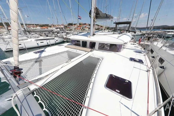 Lagoon 400 - Yacht Charter Sailica