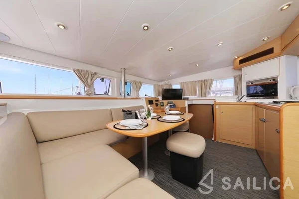 Lagoon 400 - Yacht Charter Sailica