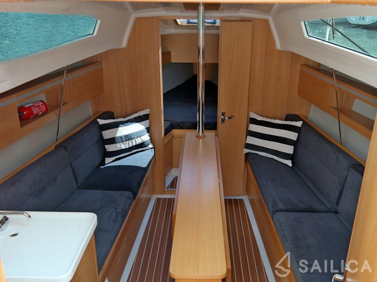 Maxus 26 Prestige - Yacht Charter Sailica