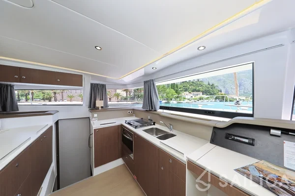 Bali 4.1 - Yacht Charter Sailica