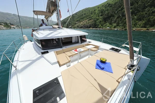 Bali 4.1 - Yacht Charter Sailica