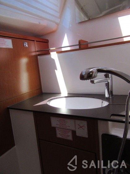 Bavaria Cruiser 37 - 3 cab. - Yacht Charter Sailica