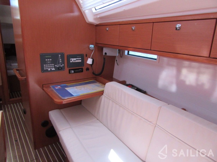 Bavaria Cruiser 37 - 3 cab. - Yacht Charter Sailica