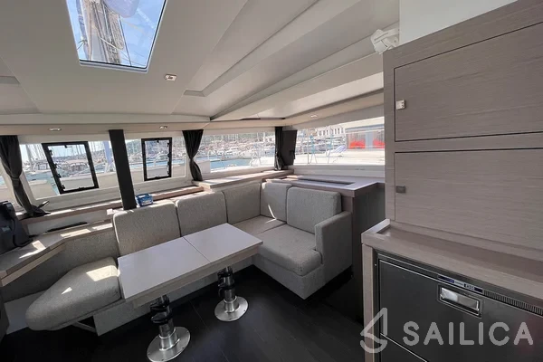 Astréa 42 - Yacht Charter Sailica