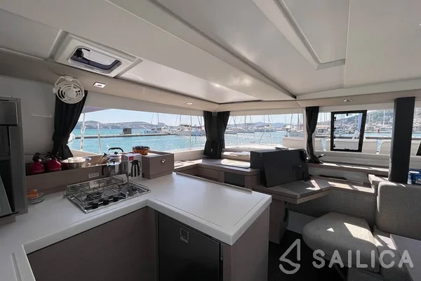 Astréa 42 - Yacht Charter Sailica