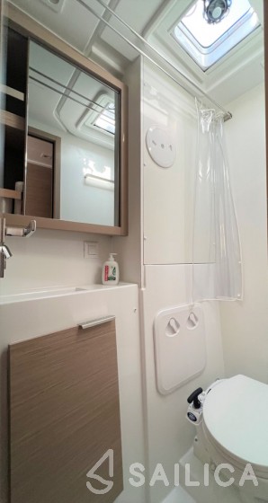 Lagoon 40 - 4 + 2 cab  - Yacht Charter Sailica