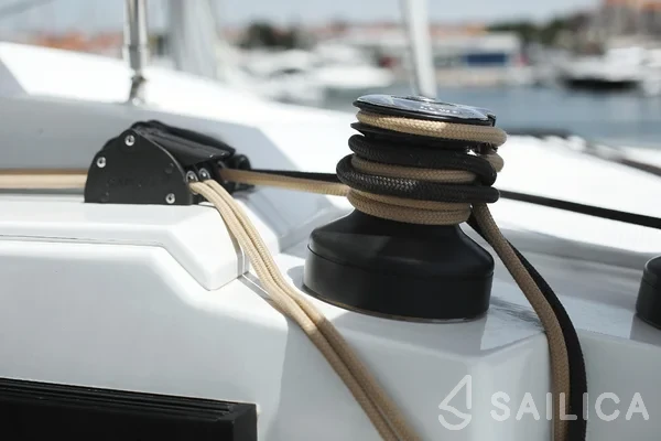 Astréa 42 - Yacht Charter Sailica