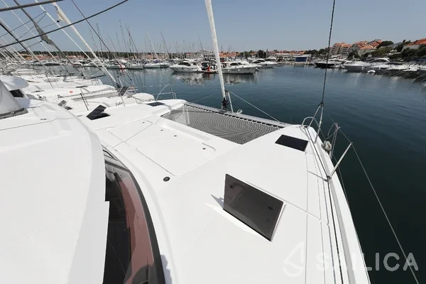 Astréa 42 - Yacht Charter Sailica