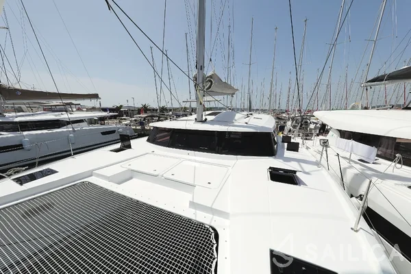 Astréa 42 - Yacht Charter Sailica