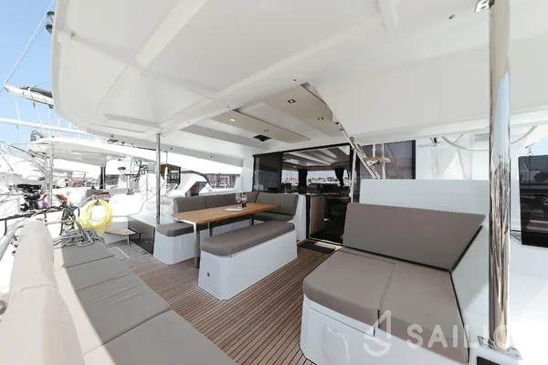Astréa 42 - Yacht Charter Sailica